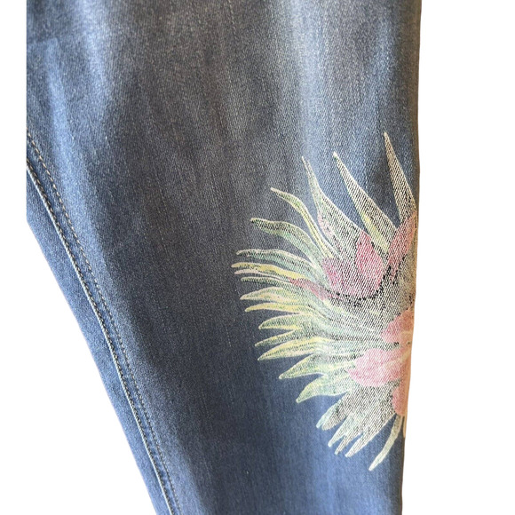 Tommy Bahama Temo Slim Boyfriend Jeans with Floral Print Accent - Size 27x29 - Picture 5 of 10